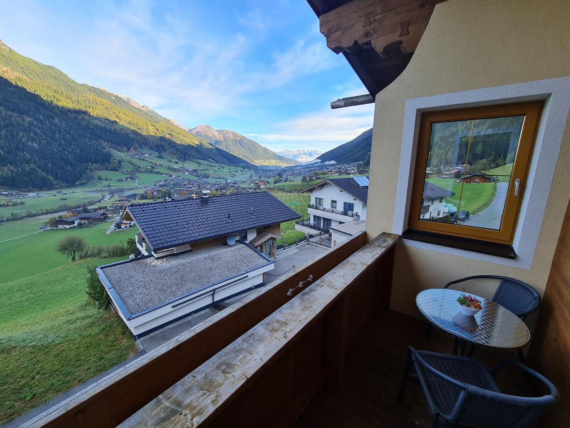 Plush Apartment With Mountain Views Neustift im Stubaital Eksteriør bilde